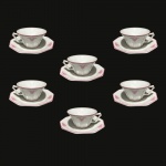 COIMBRA PORTUGAL - Conjunto com seis xícaras de chá em porcelana esmaltada, facetada, decorada com arranjos florais na cor rosa. Dimensões: Xícara 5 cm x 11 cm / Pires 15 cm.