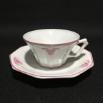 COIMBRA PORTUGAL - Rara xícara em porcelana esmaltada, facetada, decorada com arranjos florais na cor rosa. Dimensões: Xícara 5 cm x 11 cm / Pires 15 cm.