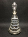 Garrafa para licor em vidro, dec. 70, decorada com faixas jateadas. Sinais de pequenos desgastes. Dimensões: 23 cm.