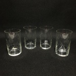Quatro copos para aperitivos em cristal, decorado com detalhes geométricos lapidados. Dimensões: 9 cm.