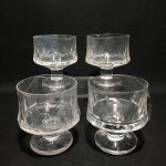 Quatro taças em cristal com discreta lapidação. Sinais de manchas. Dimensões: 10 cm x 9 cm.