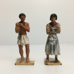 Lote com dois bonecos de chumbo policromados, com riqueza de detalhes. Dimensões: 6 cm.