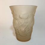 Delicado vaso satinado , decorado com estilizados em alto relevo .Borda com bicado.Dimensões:17 cm x 14 cm .