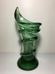 Vaso em vidro na cor verde, decorado com detalhe espiral (presença de bicado e falta uma parte no detalhe de cima. Dimensões: 33 cm / 2,7 kg.