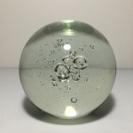 Esfera em pasta de vidro decorada com bolhas na parte interna. Dimensões: 11 cm diâmetro / 1,8 kg.