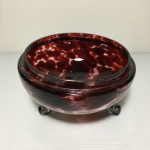 Bowl em pasta de vidro decorado com detalhes vermelhos. Borda com pequemo bicado. Dimensões: 8 cm x 14 cm.