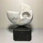 Escultura atribuída a Bruno Giorgi (1905-1993) "Caravela", em mármore carrara, apoiada sobre base de granito preto. Dimensões: 24 cm x 18 cm x 12 cm / 4,3 kg.