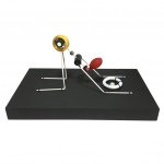 Escultura abstrata feita de madeira nas cores branco e preto com belos acabamentos. Obra única, assinado HDG no fundo. Dimensões: 22 cm x 26 cm x 44 cm.