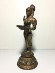 ÍNDIA - Antiga estatueta da deusa hindu Lakshmi em bronze com belos detalhes. Dimensões: 22 cm / 1,4 kg.