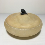 Antigo potiche circular em alabastro com pega da tampa no formato de fruto.  Dimensões: 8 cm x 15 cm.