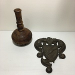 Vaso e aplique em madeira talhada com belos detalhes. Dimensões: 22 cm (vaso). Aplique falta uma parte.