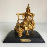 França, século XIX - XX  - Rara estatueta  La Dévideuse par Maxim em metal revestido de dourado ouro com base em madeira. Dimensões: 12 cm x 9 cm x 14 cm.