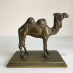 Estatueta em bronze de camelo com belos detalhes. Dimensões: 13 cm x 8 cm x 14 cm.