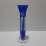 Antigo solifleur em cristal double azul e translúcido. Dimensões: 21 cm.