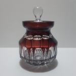 Potiche de cristal double ricamente lapidado na cor rubi e translúcido. Dimensões: 17 cm.