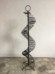 Suporte  giratório de ferro com argolas intercaladas. Dimensões: 100 cm altura.
