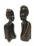 Arte Africana - Par de estatuetas figurativas esculpidas em madeira. Dimensões: 16 cm (maior peça).