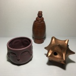 Lote com cachepot de cerâmica, escultura de metal e estatueta de figura masculina de material sintético. Dimensões: 20 cm x 9 cm (maior peça).