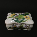 JAPÃO - Antigo e belo pote  oriental em Faiança esmaltada, ricamente decorado com flores e frutos . Dimensões: 16 cm comprimento.