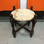 Mesa de canto circular em madeira torneada com tampo em mármore. Necessitando de apertos. Dimensões: 44 cm x 44 cm x 44 cm.