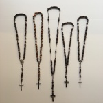 Parte de coleção com cinco terços de madeira. Dimensões: 49 cm (maior peça).