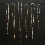 Parte de coleção com seis terços perolados. Dimensões: 45 cm (maior peça).