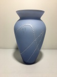 Vaso de vidro na cor azul e interior na cor branco, decorado com linhas estilizadas. Dimensões: 22 cm.