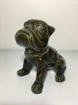 Estatueta de cachorro da raça Bulldog em cerãmica esmaltada na cor verde. Dimensões: 14 cm altura.