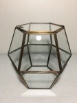 Terrário de metal dourado e placas de vidro.Tampa com dobradiças solta. Dimensões: 16 cm altura.
