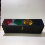 Jogo de luz de discoteca com quatro cores estáticas. Funcionando. Sinais de uso. Acompanha as lâmpadas Uma lãmpada está queimada. Dimensões: 50 cm x 15 cm x 13 cm.