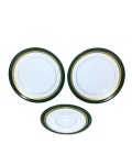 SCHMIDT - Lote com três peças de porcelana esmaltada decorada com faixa verde e estilizados gravados à ouro, sendo dois pratos para sobremesa medindo 19 cm e pires medindo 14 cm.