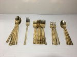 Bamboo Stainless present korea - Parte de faqueiro com 31 talheres dourados (colheres e garfos de sobremesa). Presença de pequenos riscos. Dimensões: 19 cm (maior talher).