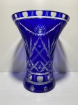 Elegante e antigo vaso em cristal Europeu ricamente lapidado e rematado com detalhes em azul royal. Exemplar parte de coleção e em excelente estado. Dimensões: 23 cm altura / 18 cm diâmetro da borda. Fundo com trinca na parte interna.