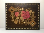 Antiga placa de  madeira marchetada, decorada com arranjo floral e faixa geometrica. Dimensões: 30 cm x 38 cm.