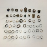 Lote com anéis femininos de diversos tamanhos e modelos.