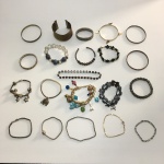 Lote com pulseiras femininas de diversos tamanhos e modelos.
