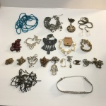 Lote com colares femininos de diversos tamanhos e modelos.