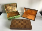 Lote com três caixas, uma de metal , estojo para trio de talheres e tabuleiro para dama. Sinais de uso. DImensões: 12 cm x 24 cm x 5 cm ( maior peça).