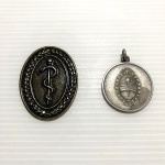 Pingente e medalha de metal. Dimensões: 4 cm (maior peça).