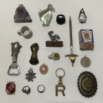 Lote com 19 peças feitas de metal, acrílico e vidro.