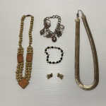 Lote com dois colares, duas pulseiras e par de brincos.