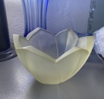 Centro de mesa de vidro fosco no formato de pétalas. Dimensões: 12 cm x 20 cm.