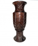 Antigo vaso de madeira com detalhes entalhados. Presença de fissura natural. Dimensões: 42 cm x 16 cm.