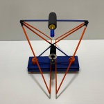 Escultura abstrata feita de madeira com detalhes nas cores azul e laranja com belos acabamentos. Obra única, assinado HDG no fundo. Dimensões: 26 cm x 21 cm x 26 cm. Recentemente, descobri minha paixão por criar esculturas abstratas, utilizando hastes de madeira e diversos tipos de materiais. Cada peça é uma combinação única de formas e cores, onde a simplicidade do material encontra a complexidade da criatividade. Meu trabalho busca criar composições artísticas que instigam a imaginação e despertam novas perspectivas.