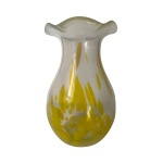 Vaso de vidro, translúcido com detalhes em amarelo. Dimensões: 20 cm.
