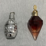 Dois frascos vazios de perfume. Dimensões: 17 cm (maior peça).