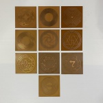 Dez placas de radiestesia. Dimensões: 10 cm x 10 cm (maior peça).