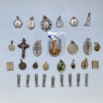 Lote com pingentes e santinhos de metal. Total 30 peças.