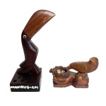 Lote com duas aves de madeira. Dimensões: 20 cm (maior peça).