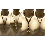 Lote com 4 terços feitos de bijuterias. Dimensões: 65 cm (maior terço).